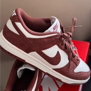 Nike Dunk Low – Women’s Size 9